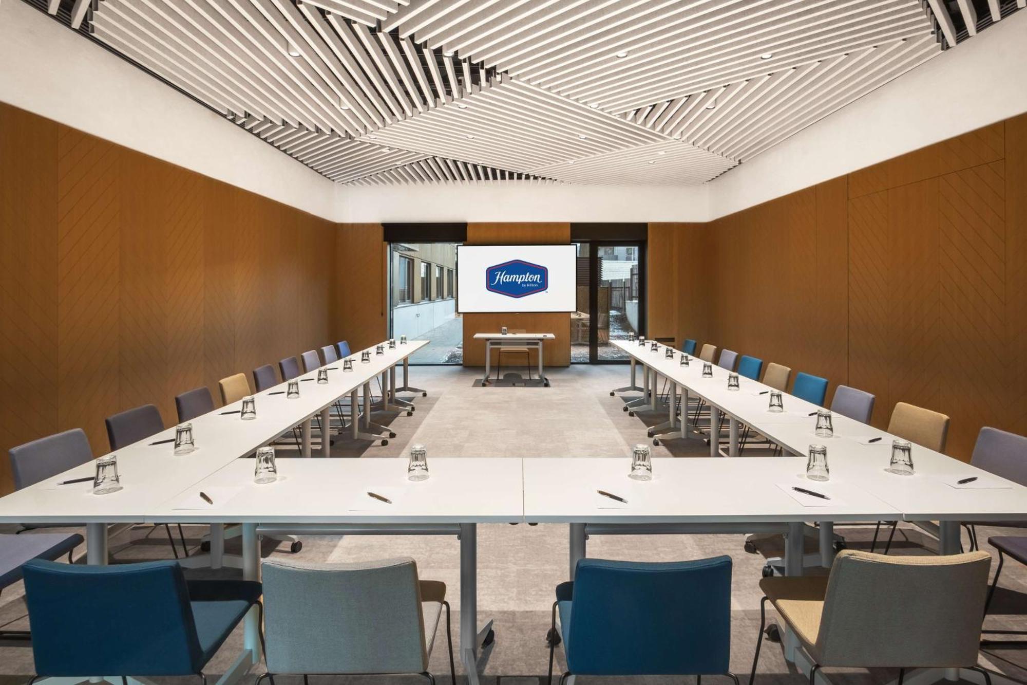 Hampton By Hilton 4*